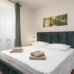 Amazing In With House A Panoramic View Vikendica *